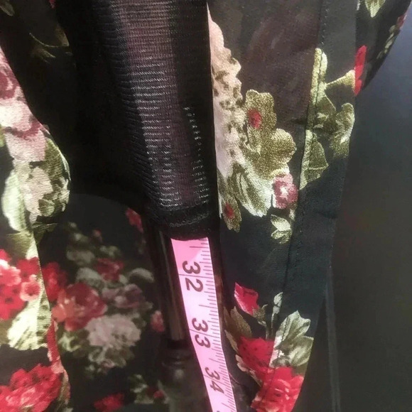 Re-Named Long Sleeve,Floral V-neck, lightweight,sheer, lined upper - Picture 13 of 15